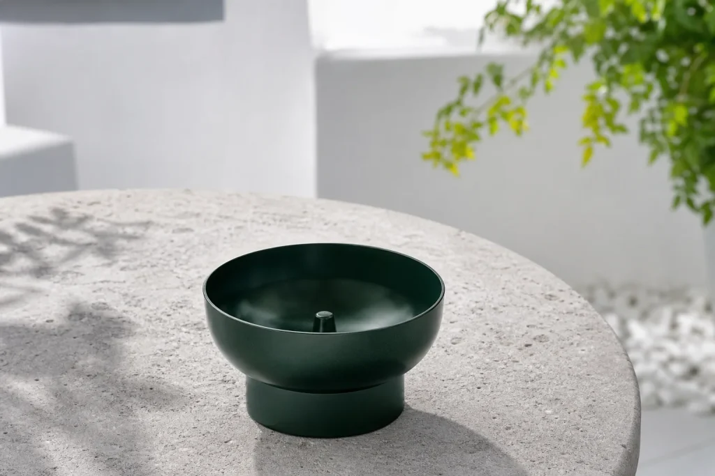 Metalen schaal op een stenen buitentafel zonder brandend product
