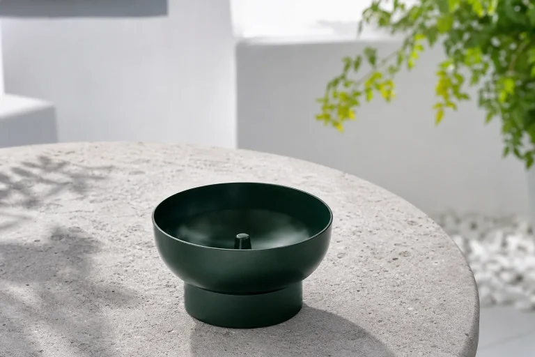 Metalen schaal op een stenen buitentafel zonder brandend product