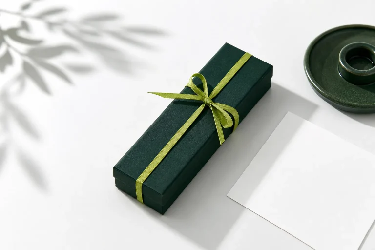 Neutraal ingepakt wierookcadeau met een klein groen koord