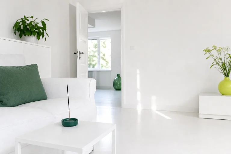 Moderne witte woonkamer met geopende binnendeur en vrije vloer