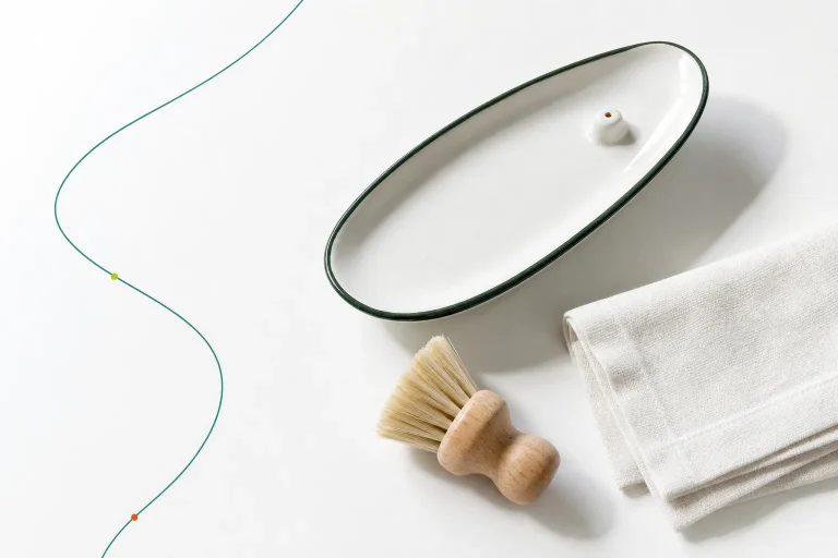 Witte keramische wierookhouder met zachte borstel en doek
